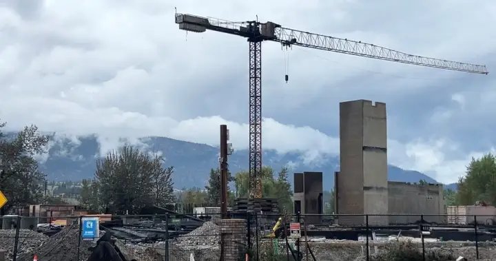 Penticton residents displaced due to safety risk from compromised crane following fire – Okanagan Penticton residents displaced due to safety risk from compromised crane following fire - Okanagan