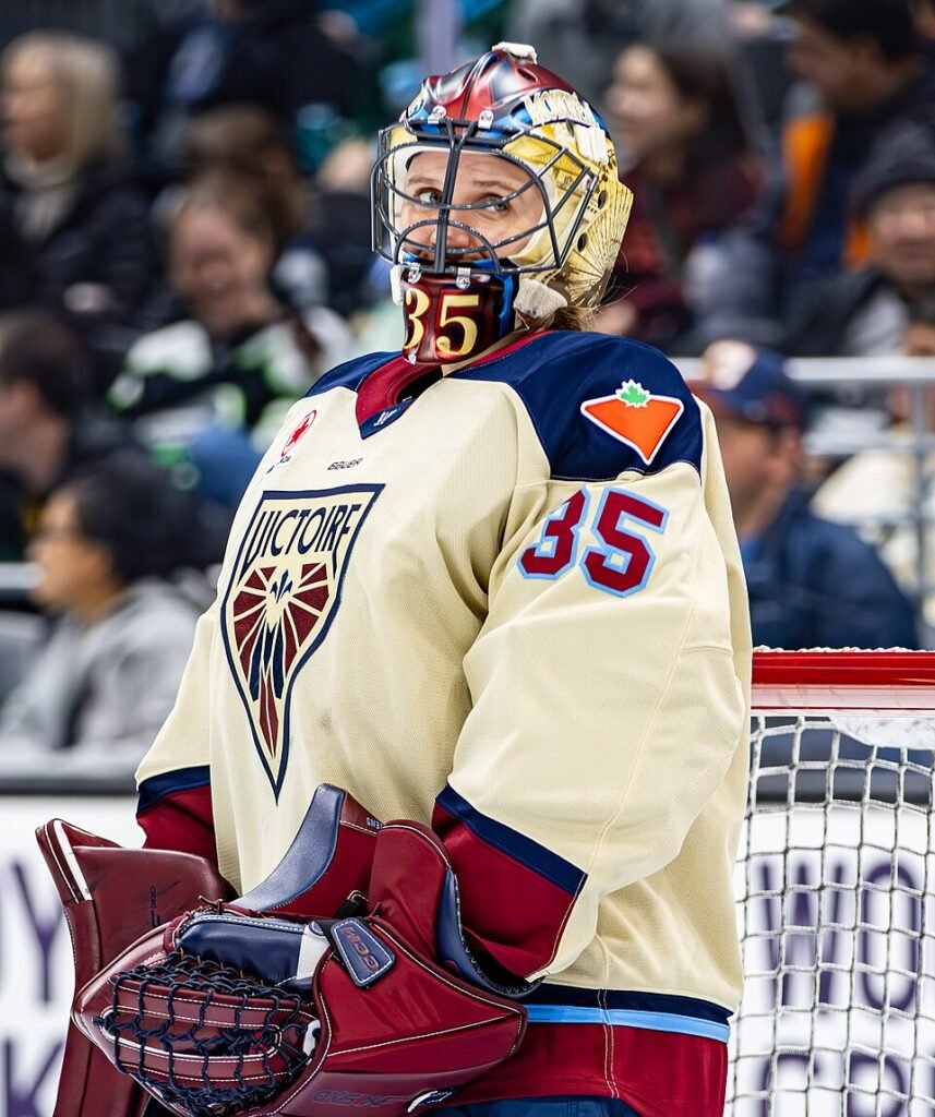 Poulin and Desbiens shine in epic Victoire playoff win