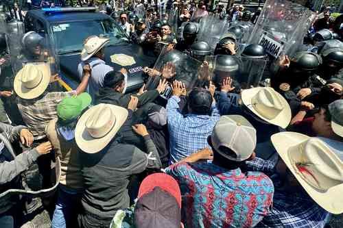 Protestan campesinos y logran abrir diálogo con dependencias federales Protestan campesinos y logran abrir diálogo con dependencias federales