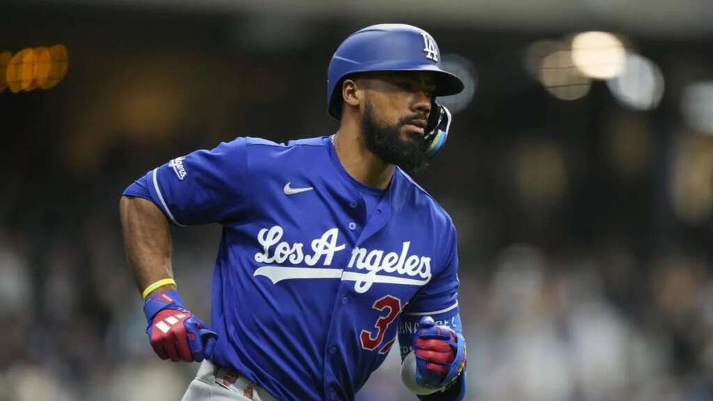 Reports: Dodgers to put Teoscar Hernandez on IL, recall Ryan Ward
