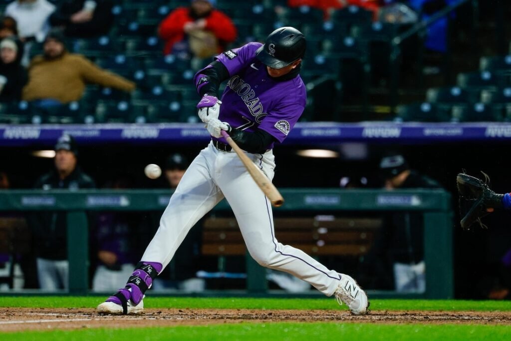 Rockies hang on to beat Rangers