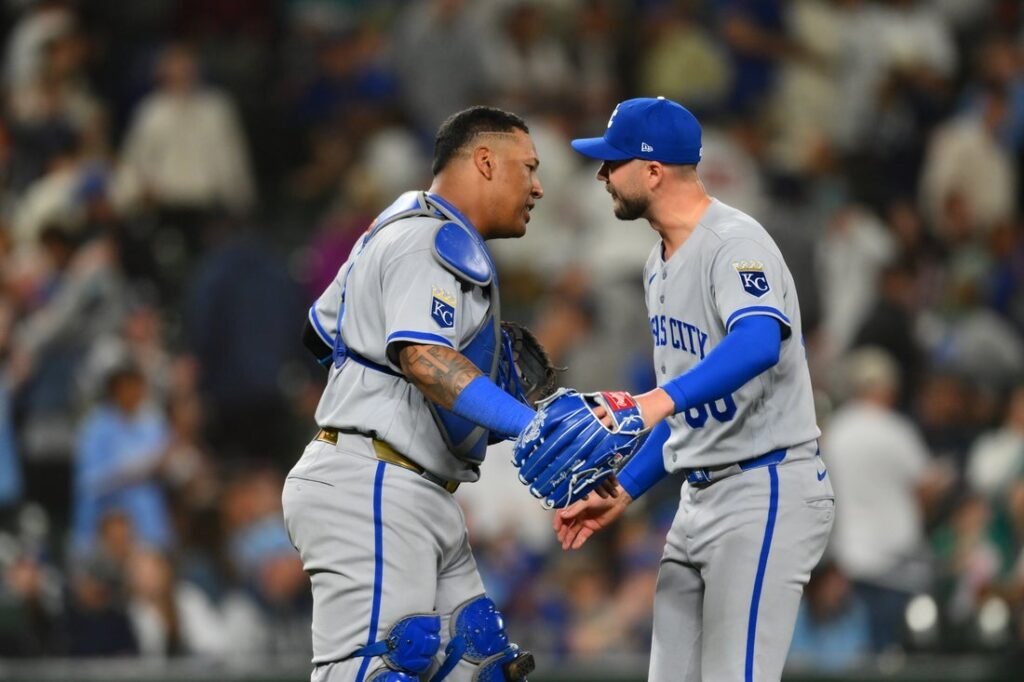 Royals pull out victory over Mariners in slugfest Royals pull out victory over Mariners in slugfest