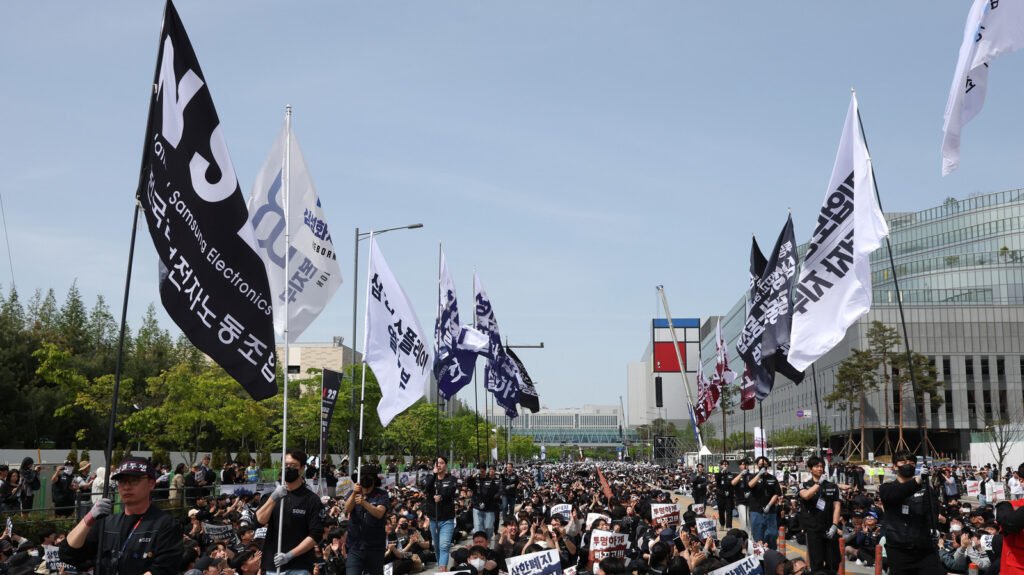 Samsung Union Suspends Strike After Reaching Tentative Deal On Bonuses Samsung Union Suspends Strike After Reaching Tentative Deal On Bonuses