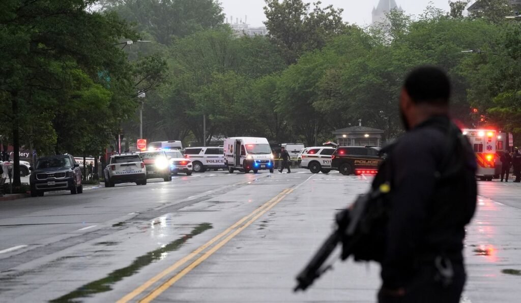 Secret Service shoots, kills man who fired shots Saturday evening outside the White House Secret Service shoots, kills man who fired shots Saturday evening outside the White House