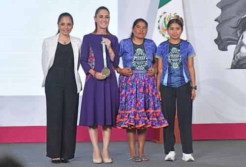 Sheinbaum recibe a “mujeres imparables” Sheinbaum recibe a “mujeres imparables”