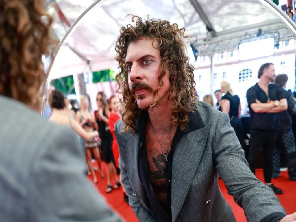 Singer denied entry from Canada to U.S. due to 'security concerns,' girlfriend apologizes for Trump post