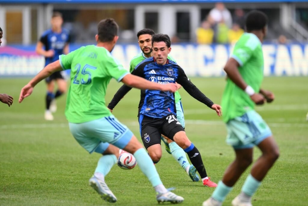 Sounders continue to shine on home turf, knock off Earthquakes