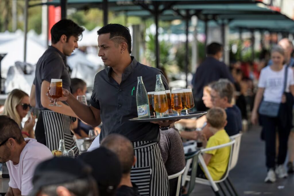 Spaniards work half an hour more per week than the European average, and four more than the Dutch | Economy and Business Spaniards work half an hour more per week than the European average, and four more than the Dutch | Economy and Business