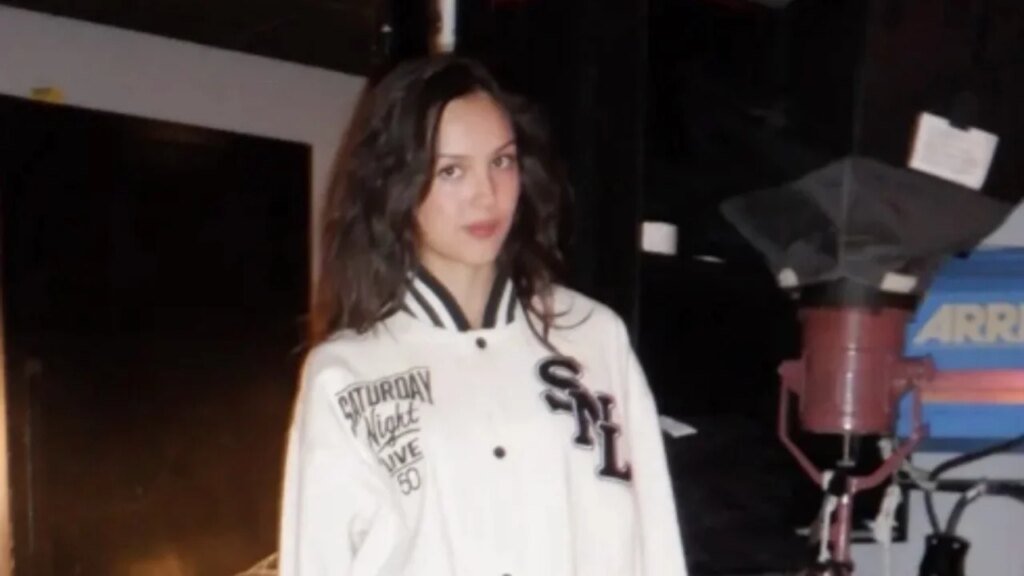 Star Sightings: Olivia Rodrigo Wears a ‘Saturday Night Live’ Jacket, Emily Ratajkowski Shops in New York City Star Sightings: Olivia Rodrigo Wears a 'Saturday Night Live' Jacket, Emily Ratajkowski Shops in New York City