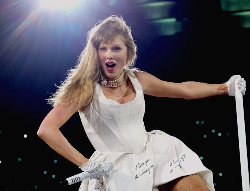 Taylor Swift, Sabrina Carpenter y Morgan Wallen compiten por los principales premios, BTS listo para actuar – Celebrity Land