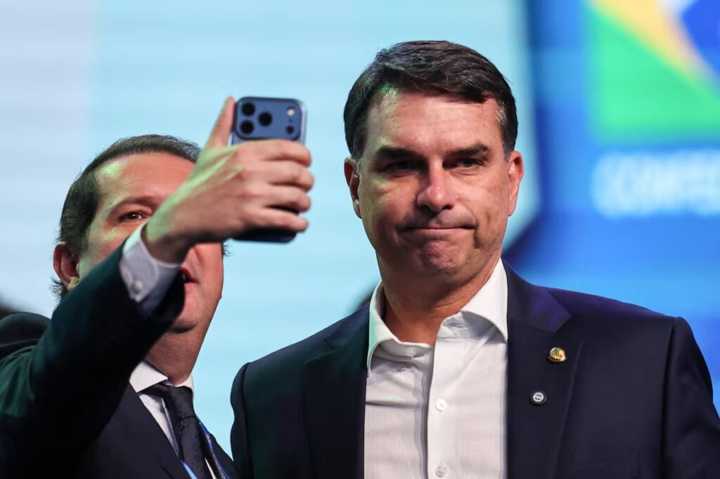The banker, the film, and the scandal that threatens Flávio Bolsonaro’s candidacy | International