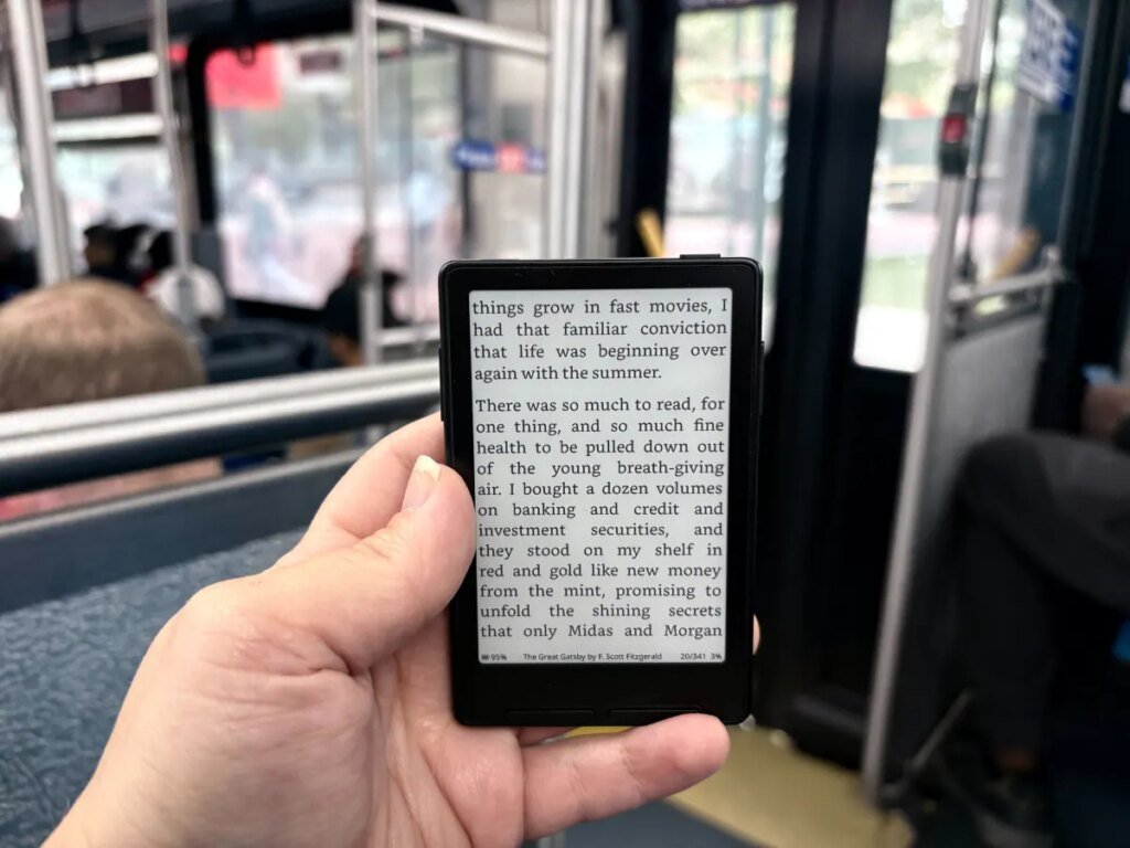 This tiny, magnetic e-reader could stop you from doomscrolling