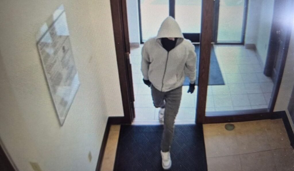 Two employees fatally shot in a bank robbery in Kentucky