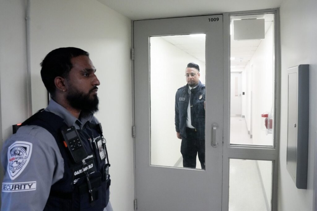 Union 'disappointed' as feds fund outside staff to guard immigration holding centres