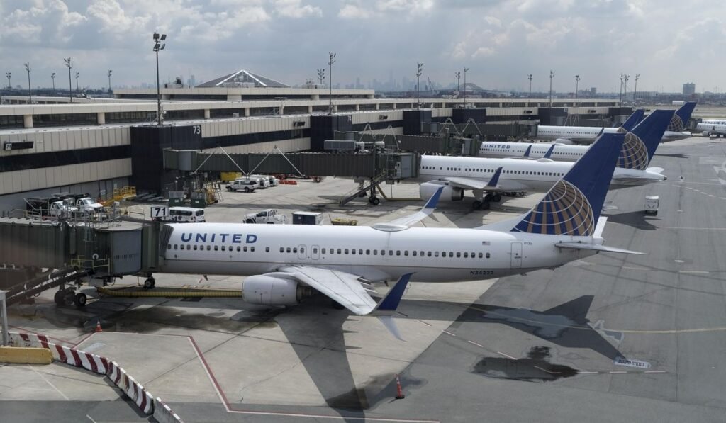United Airlines flight collides with Baltimore delivery truck during landing in New Jersey