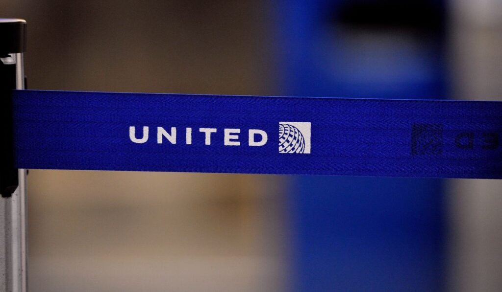 United Airlines flight to Minneapolis diverted to Wisconsin after passenger tried breaching cockpit United Airlines flight to Minneapolis diverted to Wisconsin after passenger tried breaching cockpit