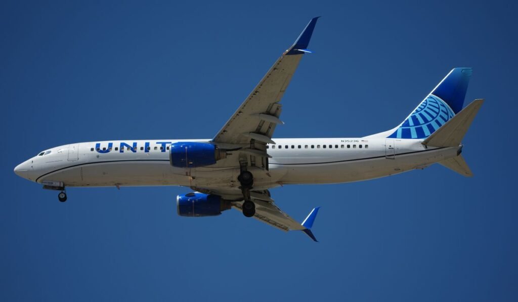 United passenger tries to open door mid-flight, plane diverts to Dulles United passenger tries to open door mid-flight, plane diverts to Dulles