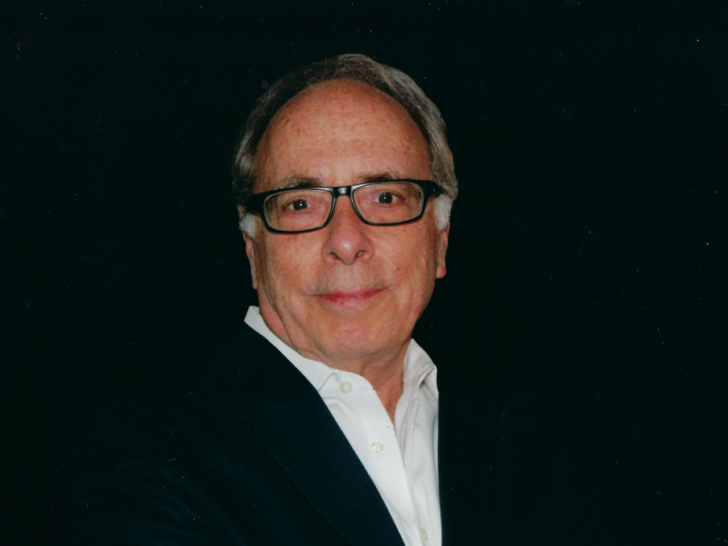 Vea al veterano abogado del entretenimiento Loren Plotkin aceptar su premio Tony 2026 – Celebrity Land