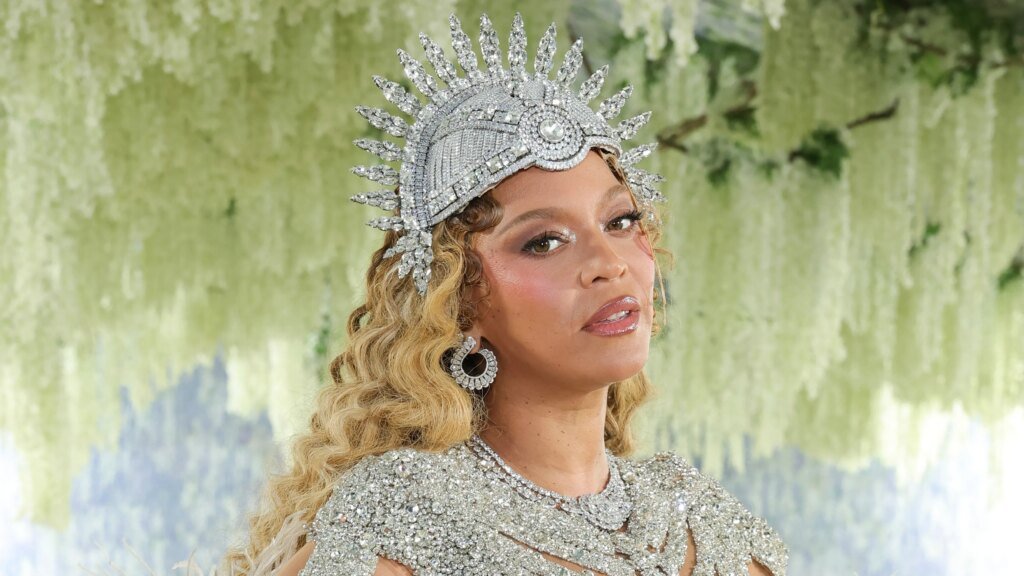 Wardrobe Change At Met Gala (PHOTOS)