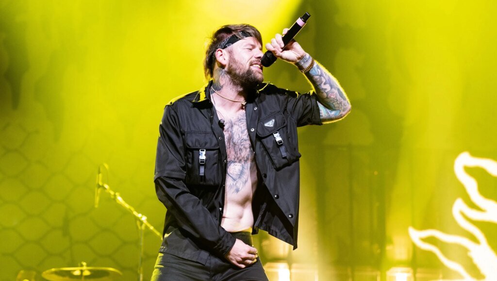Who Is Caleb Shomo? 5 Things to Know About the Beartooth Rockstar – Hollywood Life Who Is Caleb Shomo? 5 Things to Know About the Beartooth Rockstar – Hollywood Life
