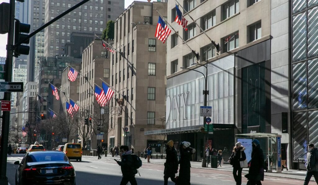 Woman dies after falling into an uncovered maintenance hole in New York City Woman dies after falling into an uncovered maintenance hole in New York City
