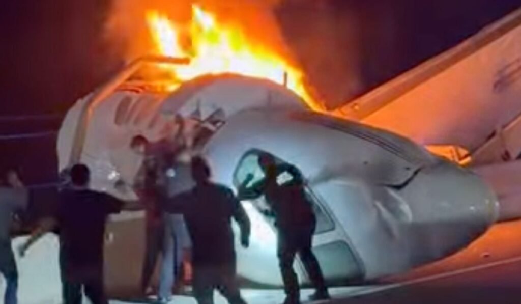 1 killed when small airplane crashes on Texas highway. People leave vehicles to try to help 1 killed when small airplane crashes on Texas highway. People leave vehicles to try to help