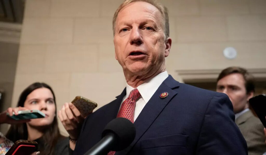 Oklahoma begins choosing a new U.S. senator and governor in crowded primary Oklahoma begins choosing a new U.S. senator and governor in crowded primary