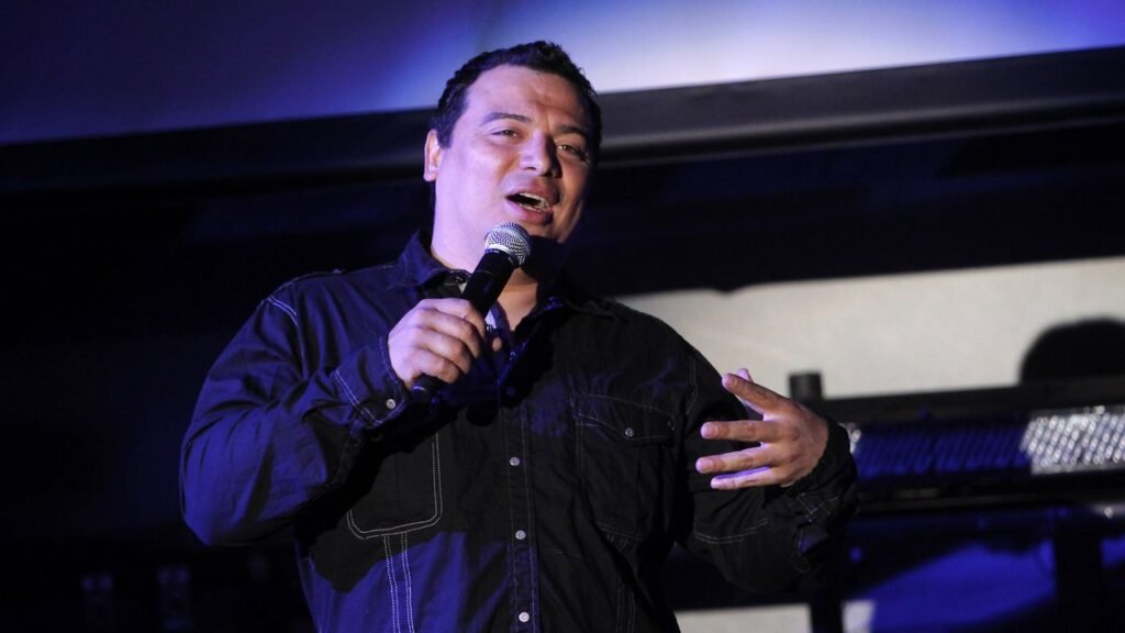 El comediante Carlos Mencia enfrenta 12 cargos por delitos graves – Celebrity Land
