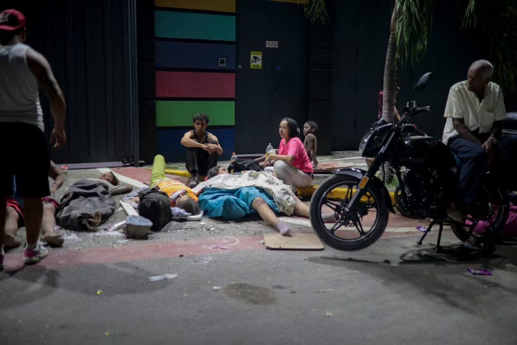 Aid trickles in, survivors sleep outside, and looting breaks out in La Guaira, the Venezuelan city hardest hit by the earthquake | International