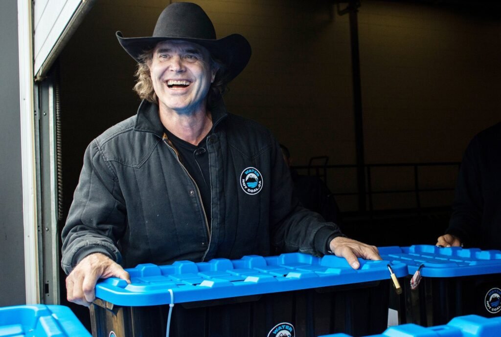 Alberta musician Corb Lund delivers anti-coal petition, says more than 200,000 signed Alberta musician Corb Lund delivers anti-coal petition, says more than 200,000 signed