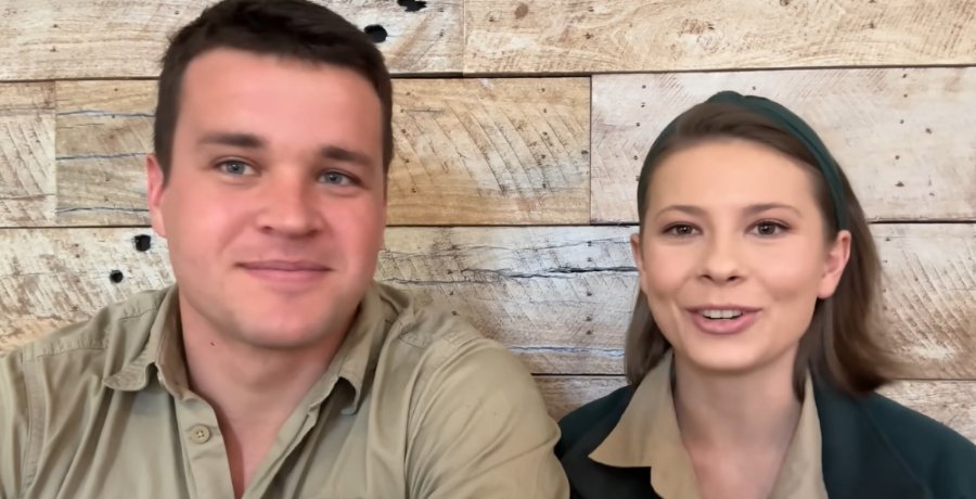 Bindi Irwin’s Spouse Chandler Powell ‘Pulled’ To See U.S. Family Bindi Irwin's Spouse Chandler Powell 'Pulled' To See U.S. Family