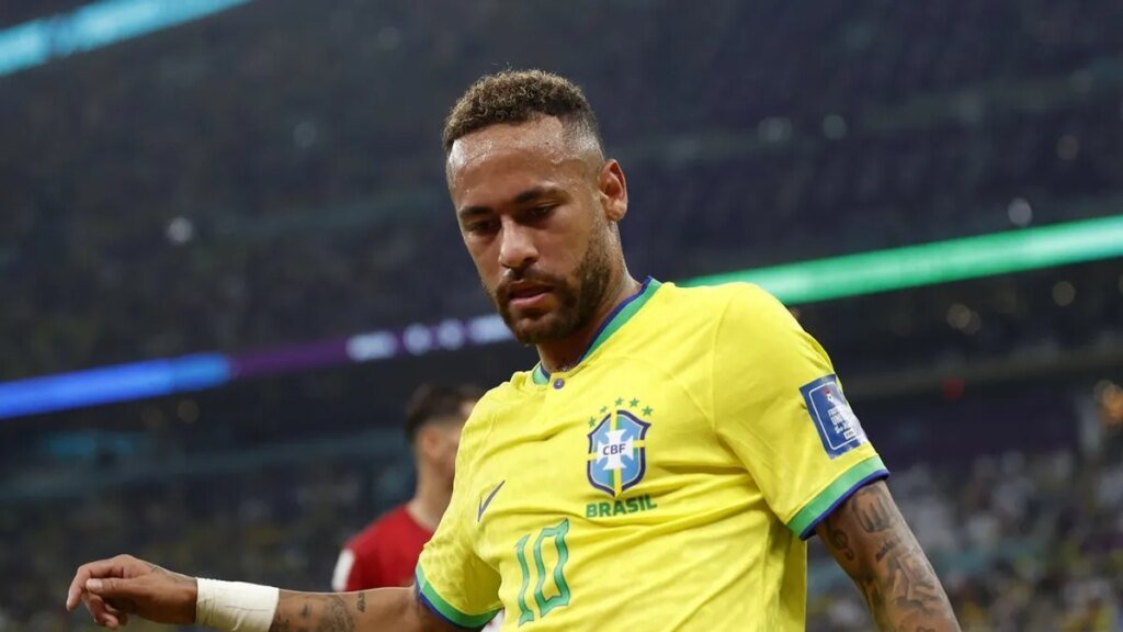 Brazil's Neymar to have MRI on nagging calf injury