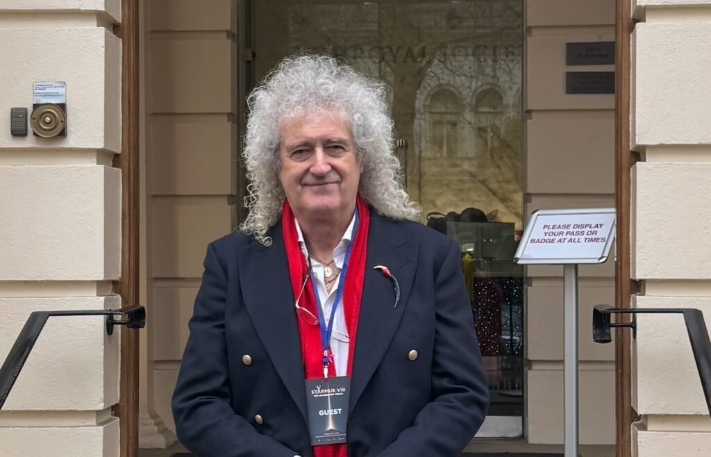Brian May Celebrates Stereoscopy Day with a Yellow Wildflower Discovery Brian May Celebrates Stereoscopy Day with a Yellow Wildflower Discovery