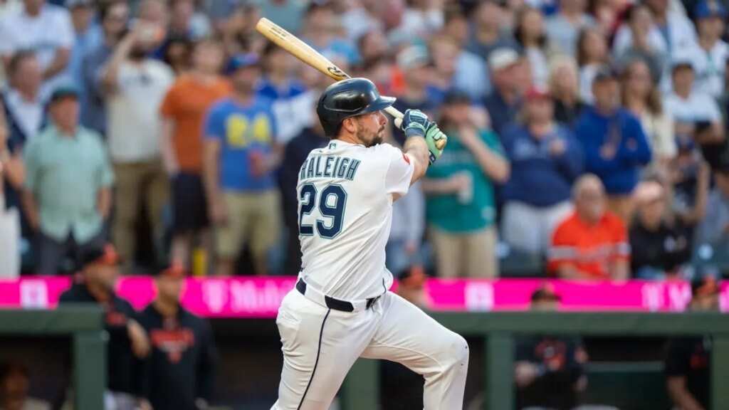 Cal Raleigh drives in winner for Mariners in return from IL Cal Raleigh drives in winner for Mariners in return from IL