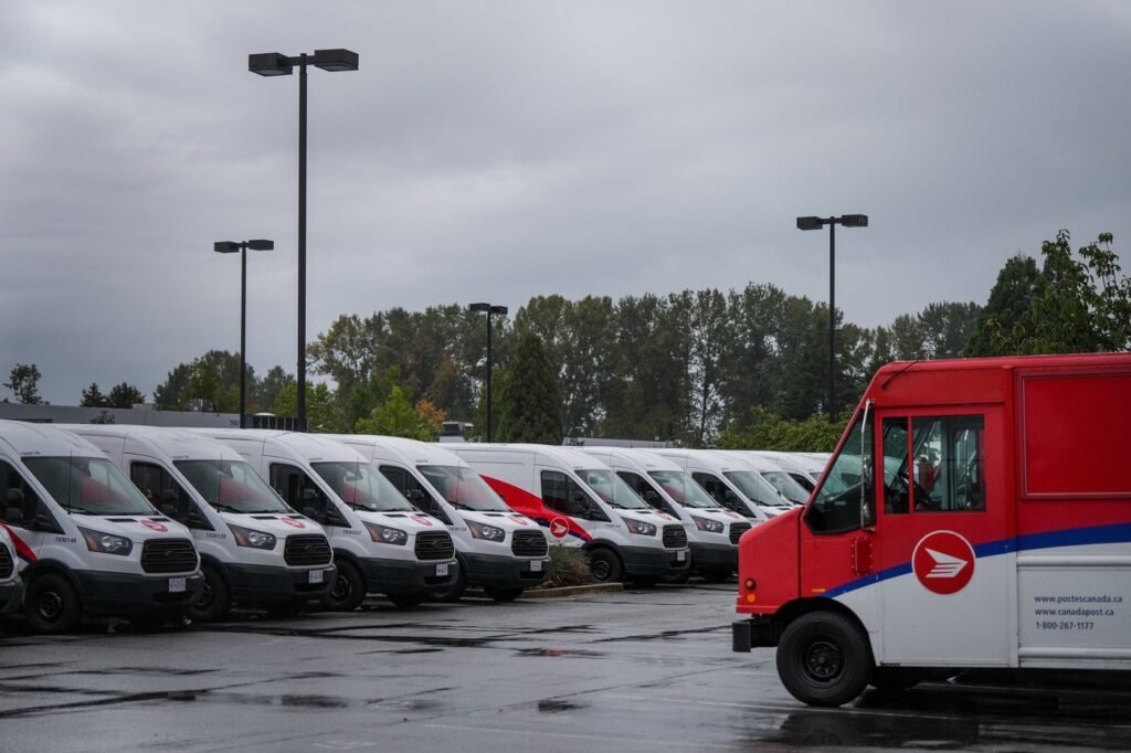 Canada Post workers vote overwhelmingly to accept new contract
