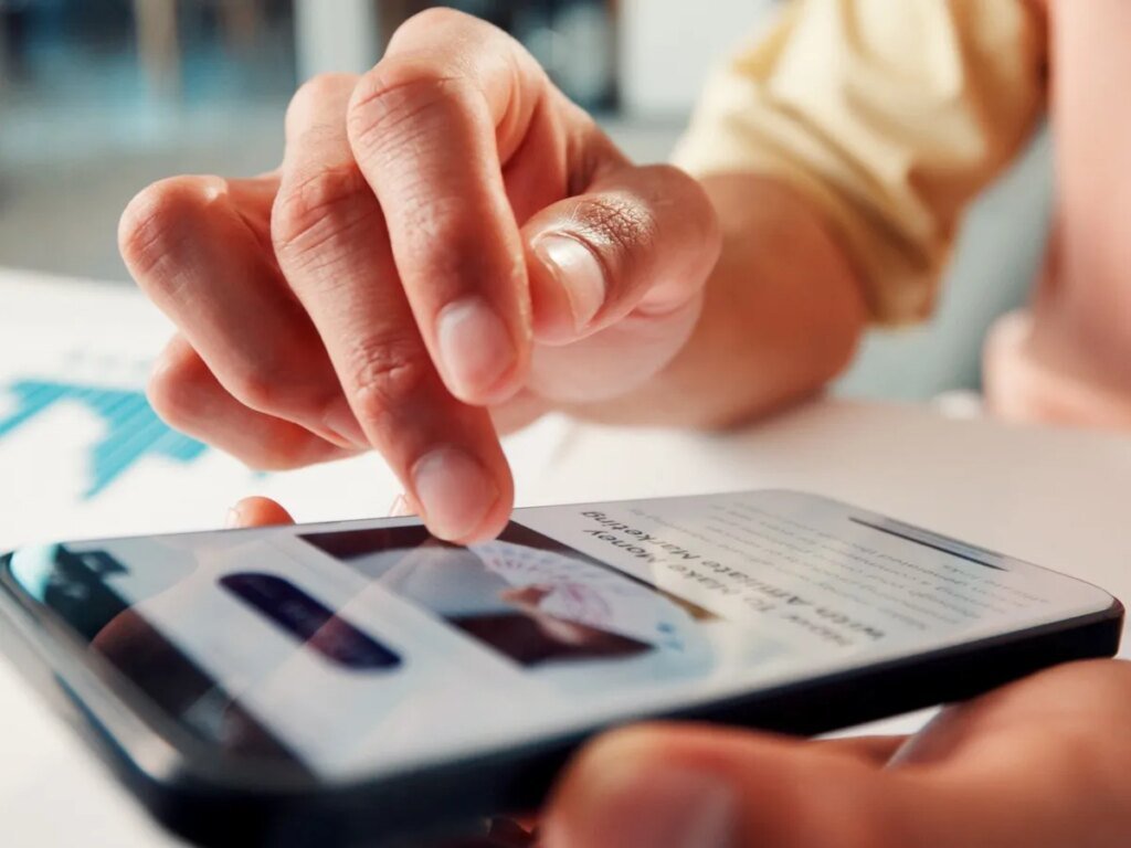 Canadians can switch phone and internet plans for free from this week Canadians can switch phone and internet plans for free from this week