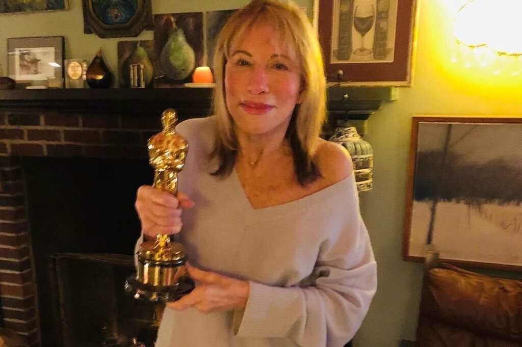 Carly Simon’s New Single ‘Howl’ Moves from Anger to Forgiveness Carly Simon’s New Single ‘Howl’ Moves from Anger to Forgiveness