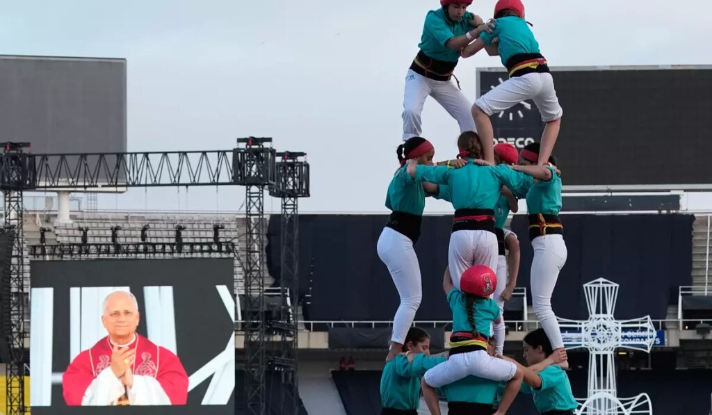 Catalonia’s famed human tower climbers greet Pope Leo in Barcelona