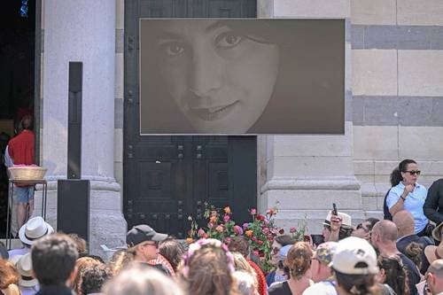 Conmovedor adiós a la artista franco-iraní Marjane Satrapi en París Conmovedor adiós a la artista franco-iraní Marjane Satrapi en París