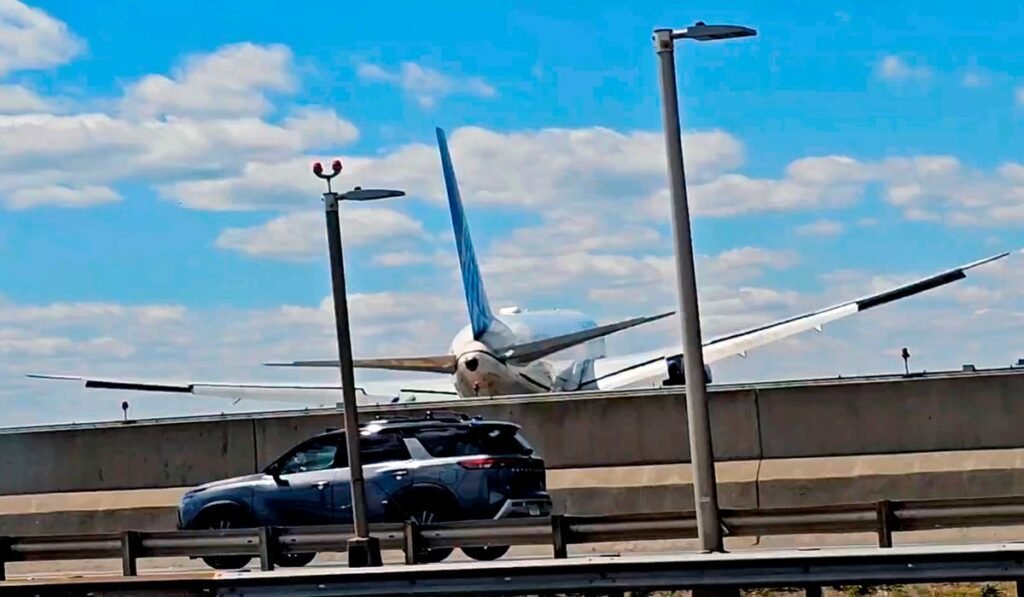 Copilot of United jet that struck a light pole realized flight was low, but not in time: report Copilot of United jet that struck a light pole realized flight was low, but not in time: report