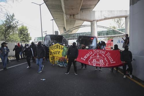 Dañan normalistas de Ayotzinapa las casetas de la salida a Cuernavaca Dañan normalistas de Ayotzinapa las casetas de la salida a Cuernavaca