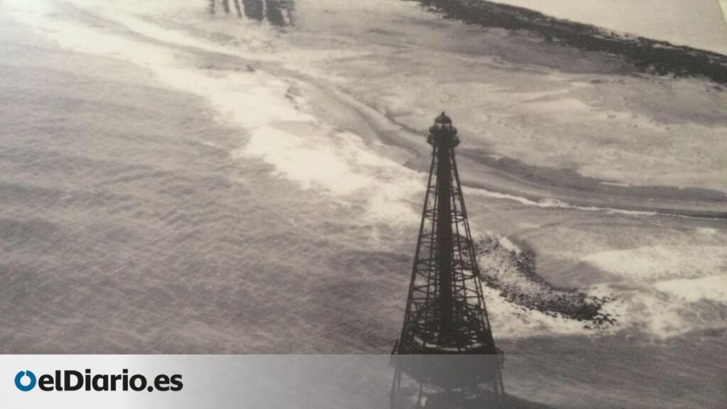 De 50 metros de altura, era conocido como la Torre Eiffel de los faros pero en 1961 un temporal lo tumbó y desde entonces permanece hundido