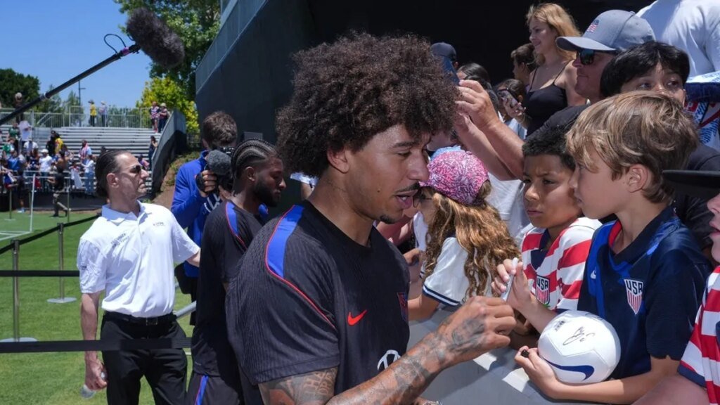 Defender Chris Richards returns to USMNT practice