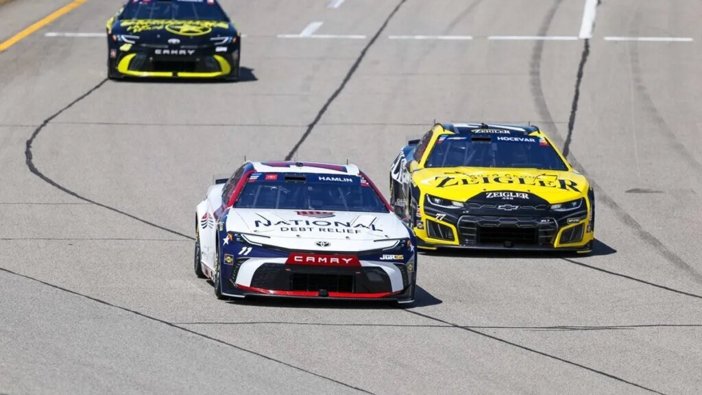 Denny Hamlin goes from rear of Michigan field to 2nd straight win