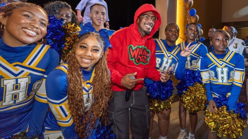 El comediante y actor Nick Cannon visita dos escuelas secundarias de LI – Celebrity Land