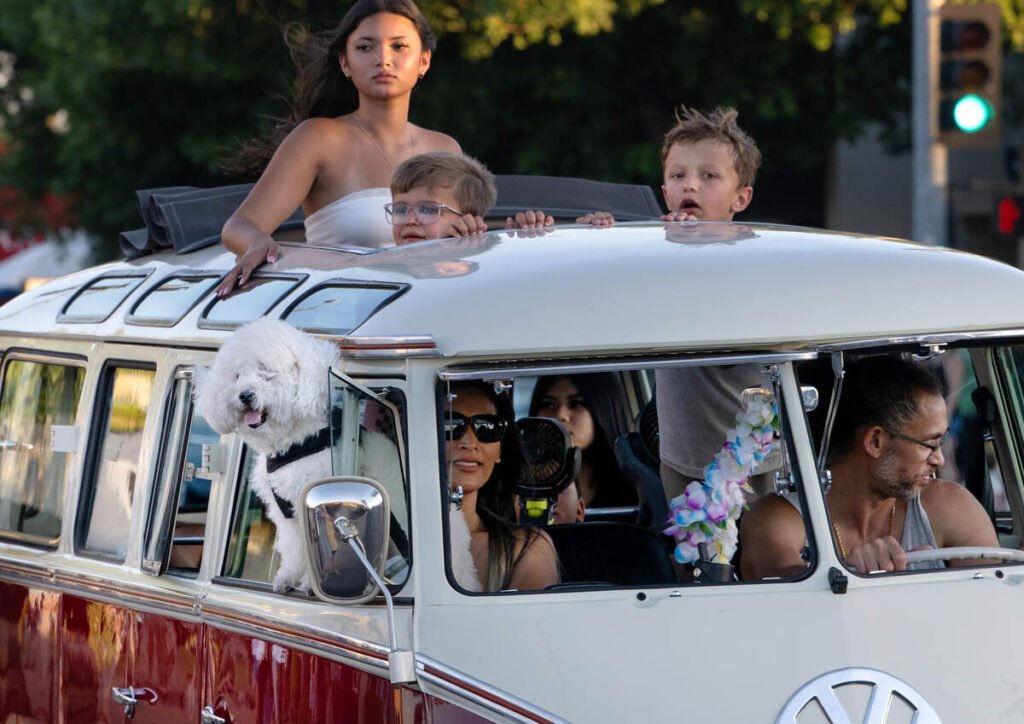 El desfile de Modesto CA American Graffiti atrae autos y espectadores – Celebrity Land El desfile de Modesto CA American Graffiti atrae autos y espectadores – Celebrity Land