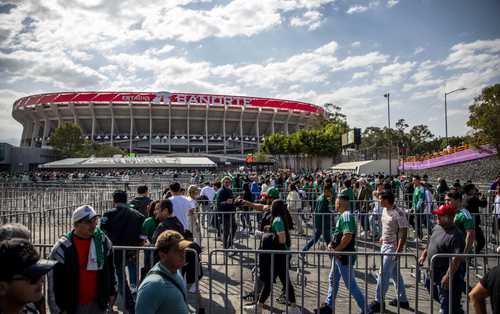 El histórico estadio Azteca, sitiado por problemas viales y de logística El histórico estadio Azteca, sitiado por problemas viales y de logística