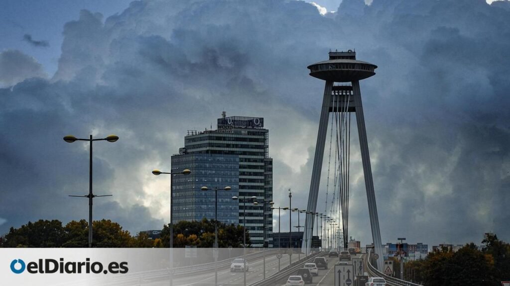 Este impresionante mirador, con visión 360 grados y a 95 metros de altura, es uno de los grandes alicientes de esta ciudad eslovaca