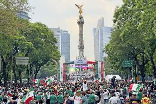Festejos en el Ángel, mezclados con dolor de buscadoras y lluvia Festejos en el Ángel, mezclados con dolor de buscadoras y lluvia