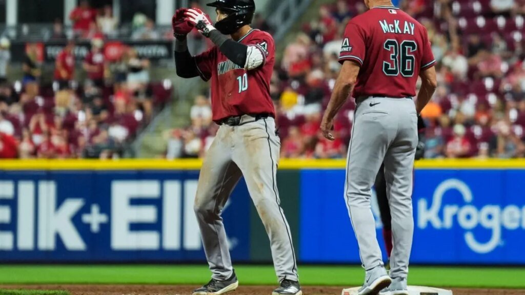 Fielding error dooms Reds against Diamondbacks Fielding error dooms Reds against Diamondbacks